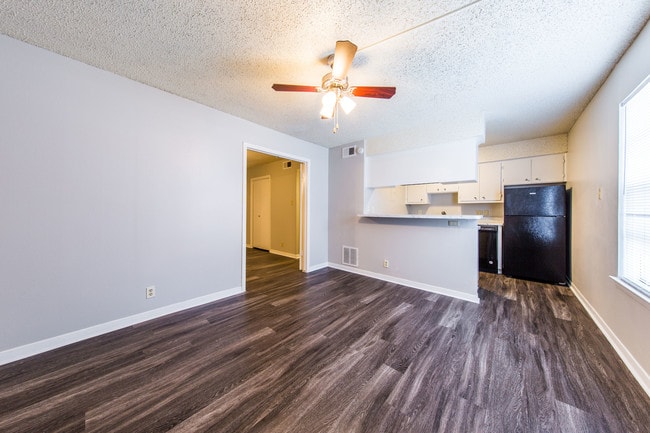Popolo Village Apartments- Hyde Park in Austin, TX - Building Photo - Building Photo