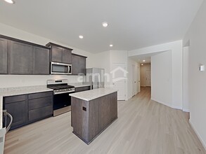 1215 W 17th Ave in La Center, WA - Building Photo - Building Photo