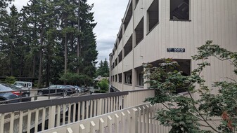 10819 NE 37th Pl in Bellevue, WA - Building Photo