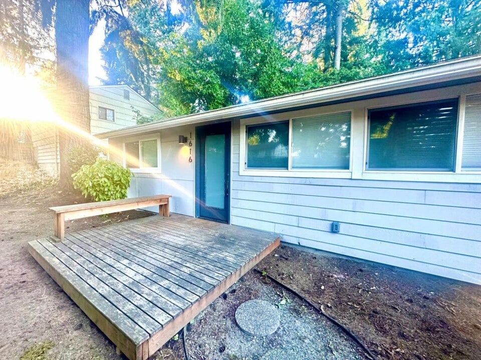 1616 N 175th St in Shoreline, WA - Building Photo