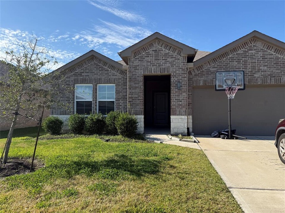 8002 Black Forest Ln in Arcola, TX - Building Photo