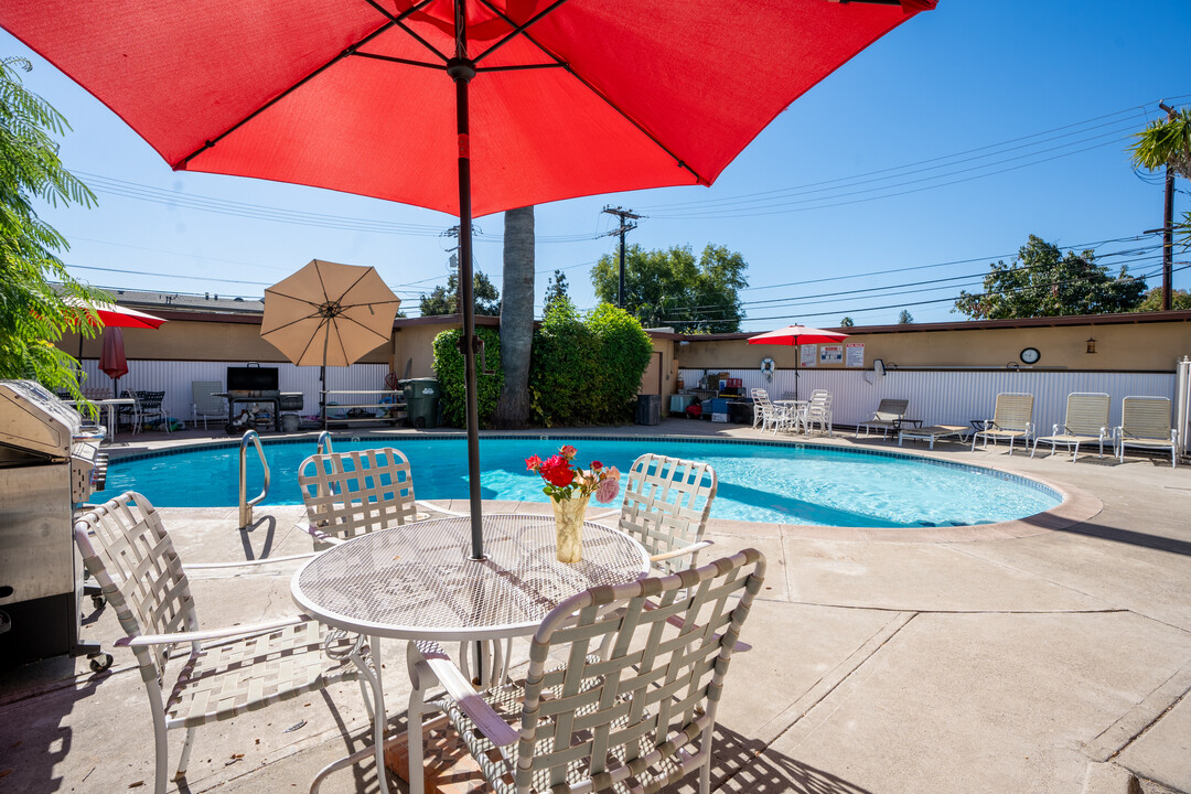 Foothill Terrace in Monrovia, CA - Foto de edificio