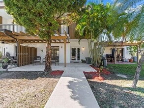 6885 NW 169th St in Hialeah, FL - Building Photo - Building Photo