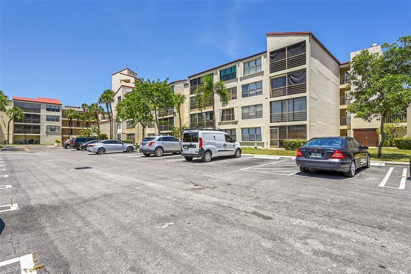 2304 S Cypress Bend Dr in Pompano Beach, FL - Foto de edificio