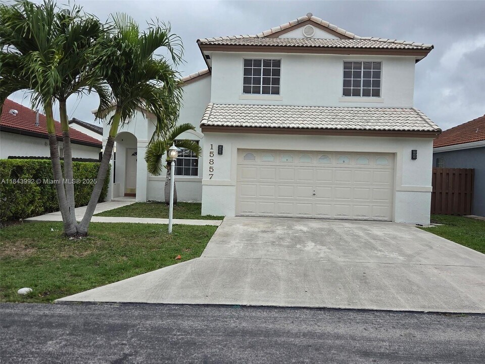 15857 SW 85th Ln in Miami, FL - Building Photo