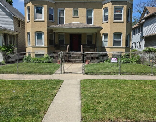 property at 208 N Waller Ave