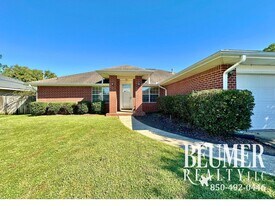 7427 St James Pl in Pensacola, FL - Building Photo