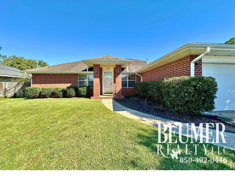 7427 St James Pl in Pensacola, FL - Building Photo