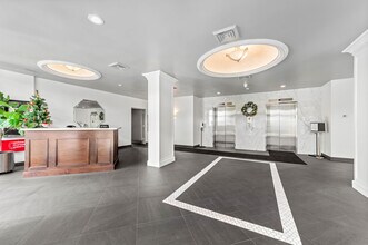 2400 Presidential Way in West Palm Beach, FL - Building Photo - Building Photo