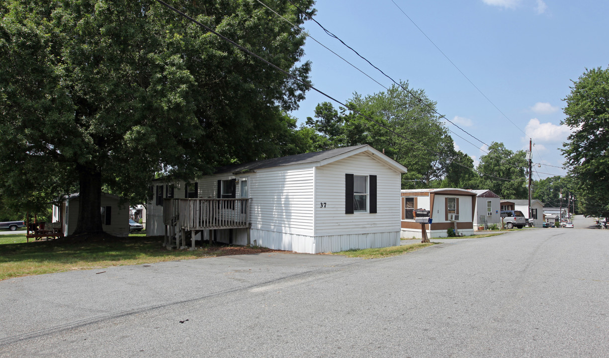 Connors Village in High Point, NC - Foto de edificio