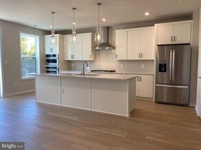 7465 Backett Wood Ter in McLean, VA - Foto de edificio - Building Photo