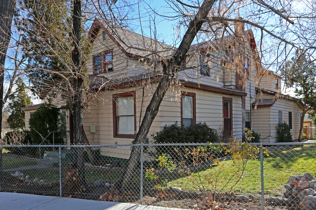 LaRue Apartments in Reno, NV - Building Photo