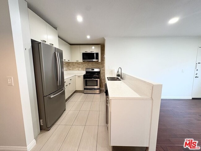 957 S Gramercy Dr in Los Angeles, CA - Building Photo - Building Photo