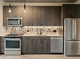 1333 W Lake St in Chicago, IL - Building Photo