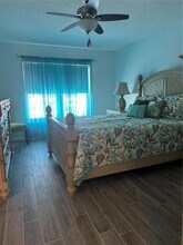 4900 Brittany Dr S in St. Petersburg, FL - Foto de edificio - Building Photo