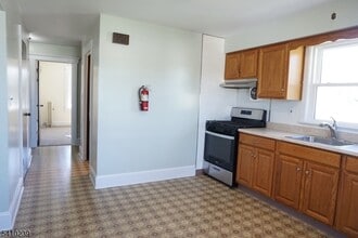 87 E Somerset St in Raritan, NJ - Building Photo - Building Photo