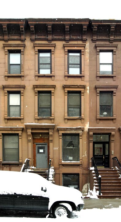 235 W 122nd St in New York, NY - Building Photo