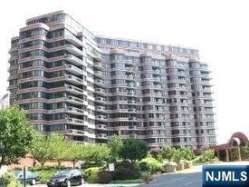 100 Carlyle Dr in Cliffside Park, NJ - Building Photo