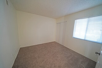 16916 Shinedale Dr in Santa Clarita, CA - Building Photo - Building Photo