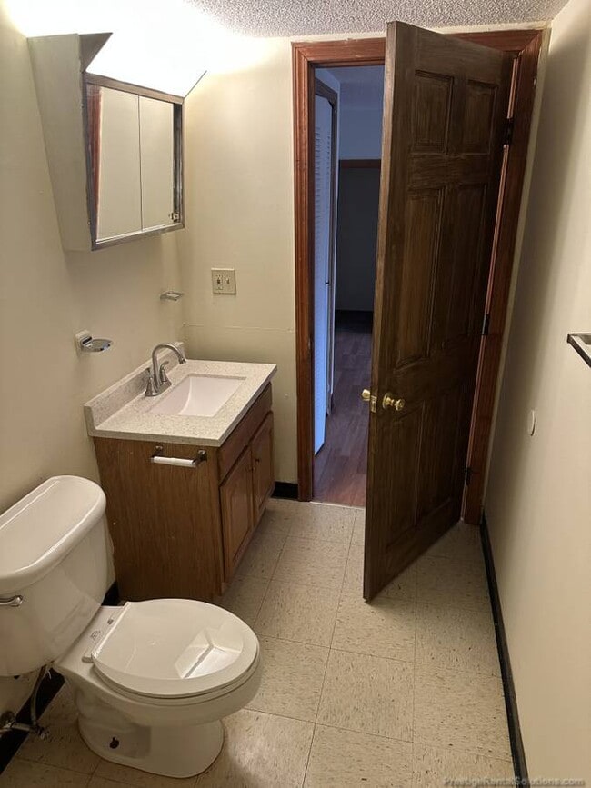 21 Willow St, Unit 2 in Fitchburg, MA - Foto de edificio - Building Photo