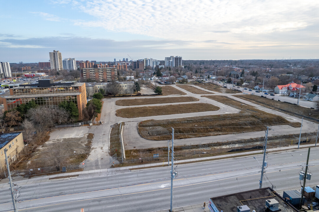 5 & 10 Towns in Mississauga, ON - Building Photo