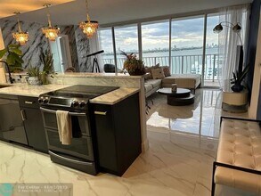 7601 E Treasure Dr in North Bay Village, FL - Foto de edificio - Building Photo