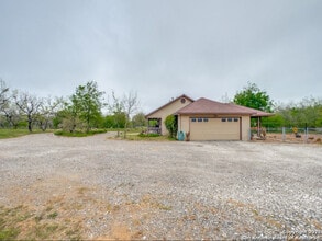 184 Quail Run in Lytle, TX - Building Photo - Building Photo