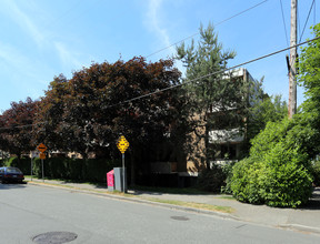 Maple Crest Apartments in Vancouver, BC - Building Photo - Building Photo