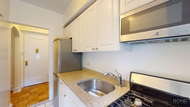 95 Christopher St in New York, NY - Building Photo - Building Photo