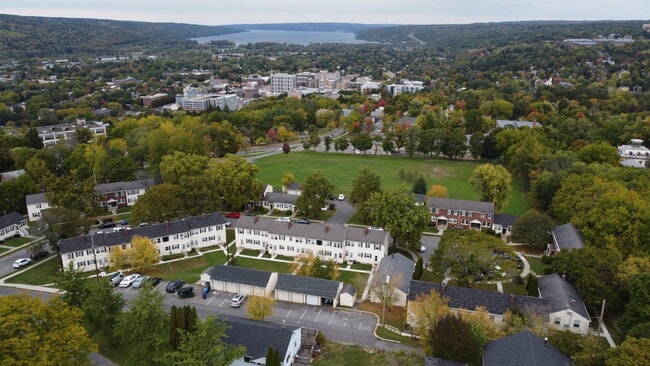 Lakeside Vista in Ithaca, NY - Foto de edificio - Building Photo