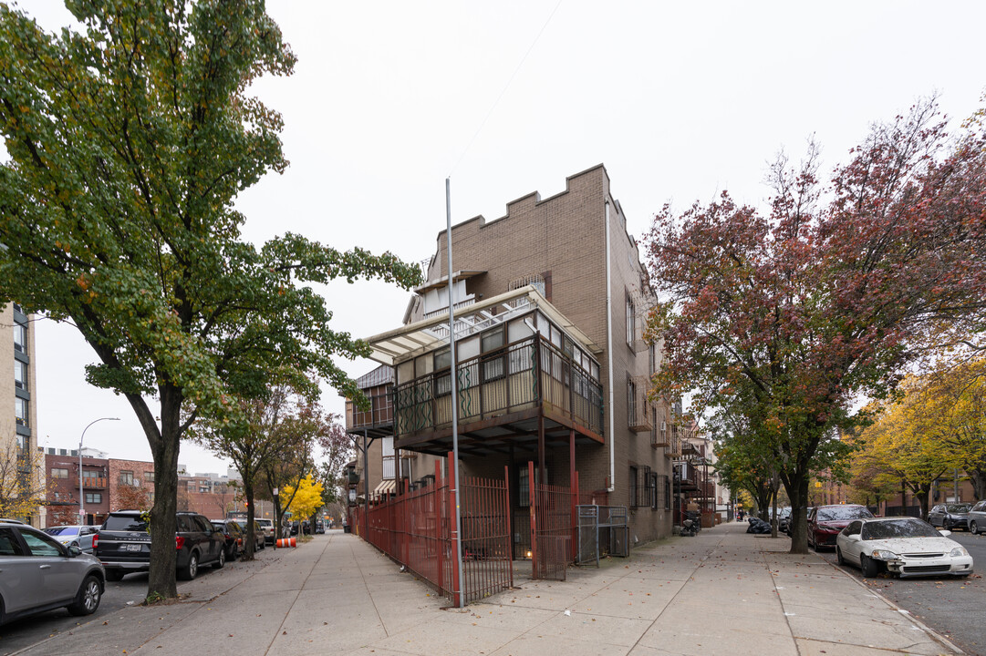 210 Lynch St in Brooklyn, NY - Building Photo