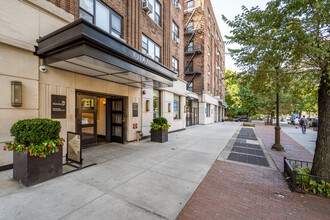 10 Downing in New York, NY - Foto de edificio - Building Photo