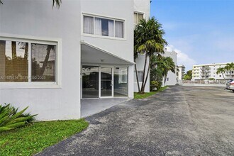 1185 Marseille Dr in Miami Beach, FL - Foto de edificio - Building Photo