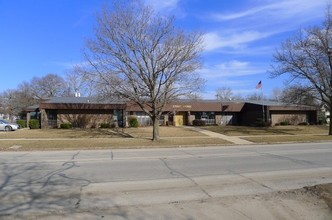 302 N Grand Ave in Charles City, IA - Building Photo - Building Photo