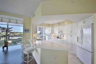 4255 Gulf Shore Blvd N in Naples, FL - Foto de edificio - Building Photo