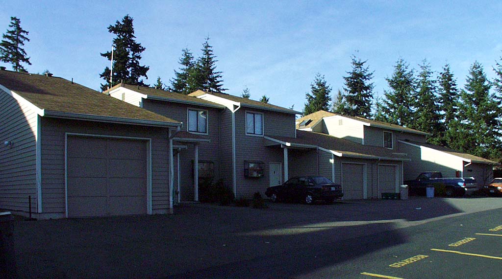 Hampton Court Townhomes in Lynnwood, WA - Building Photo