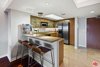 13700 Marina Pointe Dr in Los Angeles, CA - Building Photo - Building Photo