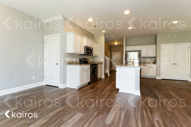102 Regis Way in Richmond Hill, GA - Building Photo - Building Photo