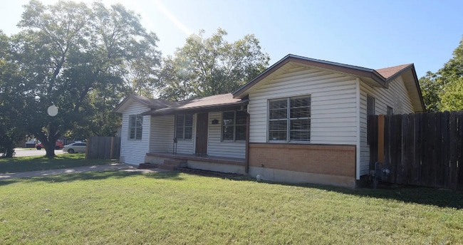311 Crockett Dr in Austin, TX - Foto de edificio - Building Photo