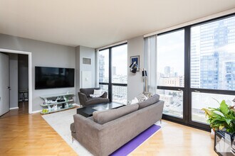 210 S Desplaines St in Chicago, IL - Building Photo - Building Photo