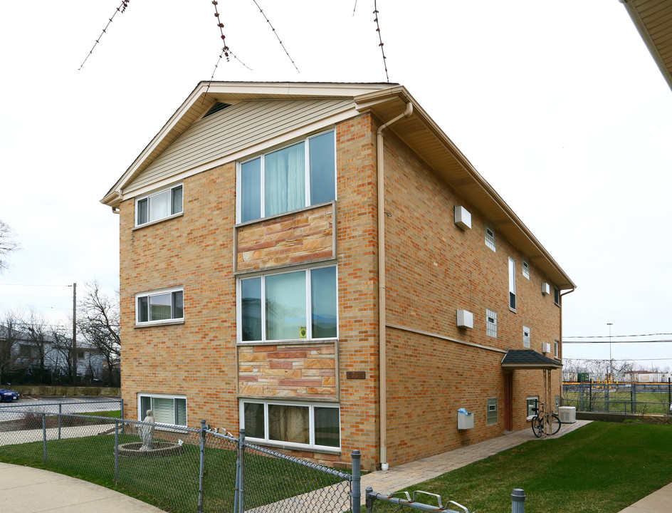 4734 Rose St in Schiller Park, IL - Building Photo