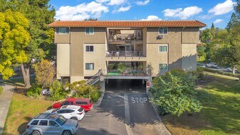 2370 Via Mariposa W in Laguna Woods, CA - Building Photo