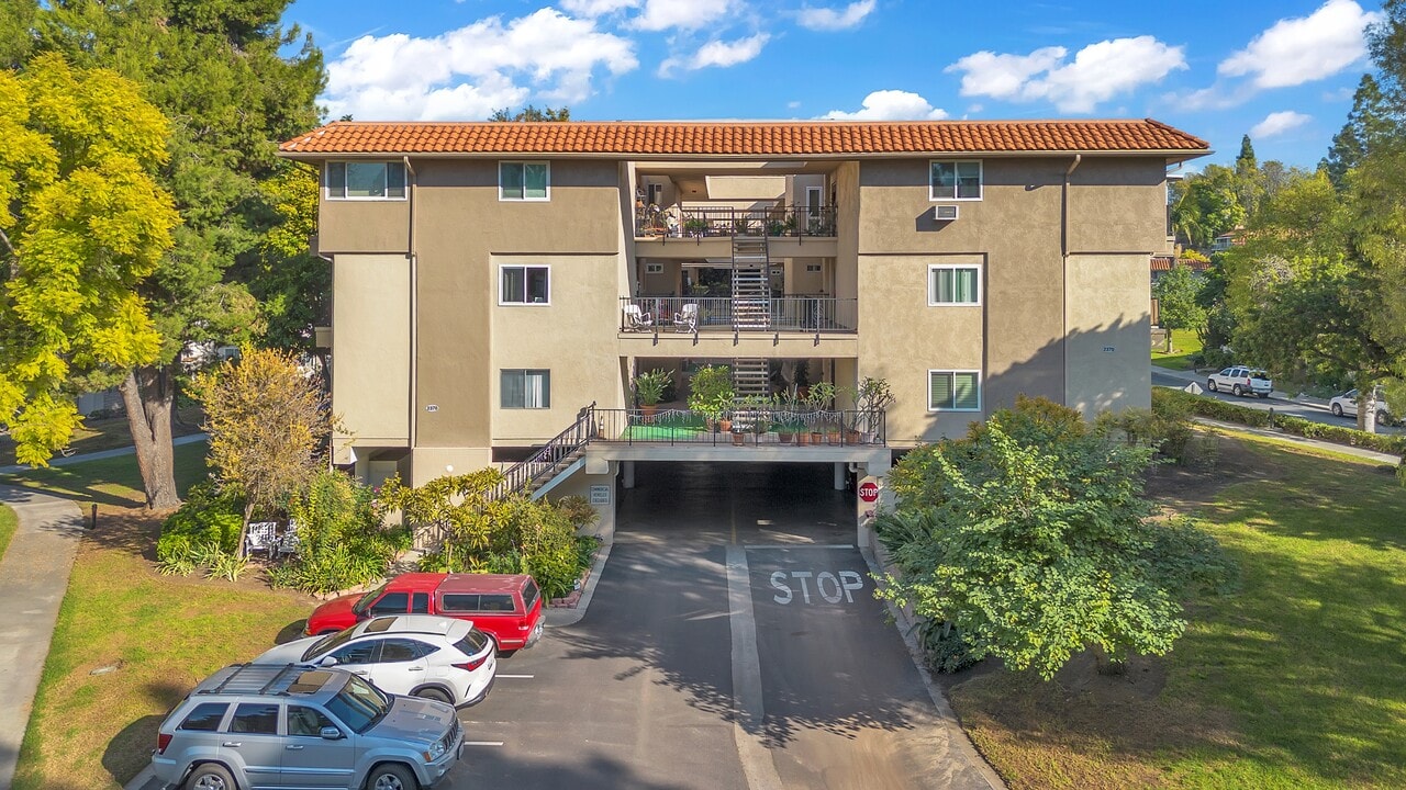 2370 Via Mariposa W in Laguna Woods, CA - Building Photo