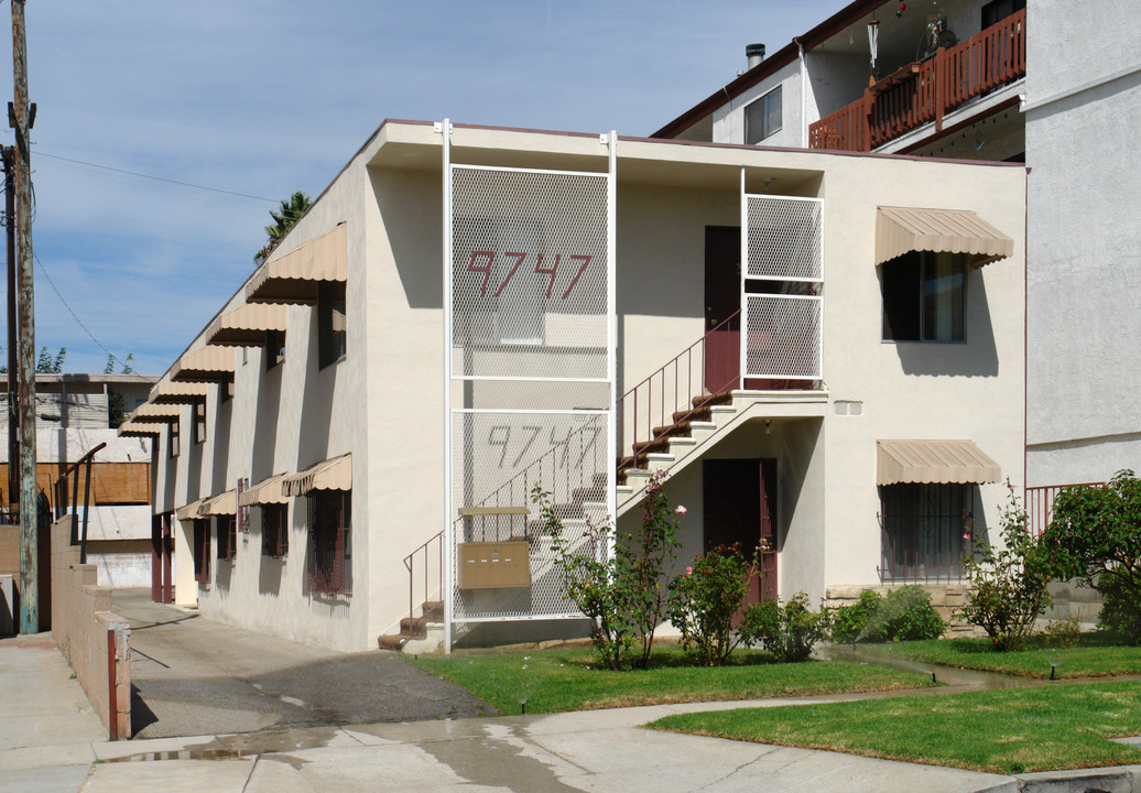 9747 Charnock Ave in Los Angeles, CA - Building Photo