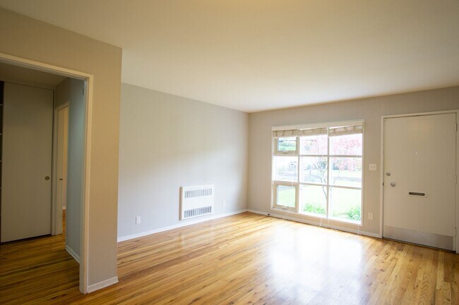 3717 S Corbett Ave in Portland, OR - Building Photo - Building Photo