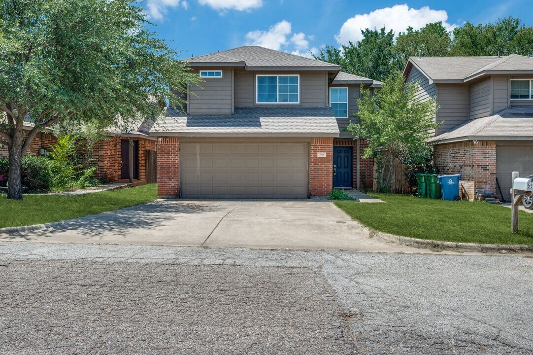 598 Harbour Town Dr in Lake Dallas, TX - Building Photo