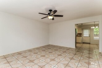2106 Falling Oaks Rd in Houston, TX - Building Photo - Building Photo