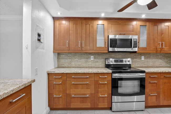 830 S Hollybrook Dr in Pembroke Pines, FL - Building Photo - Building Photo