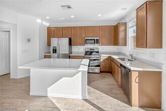 10218 Starlit Cyn Ct in Las Vegas, NV - Building Photo - Building Photo