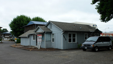 Santa Clara Village in Eugene, OR - Foto de edificio - Building Photo